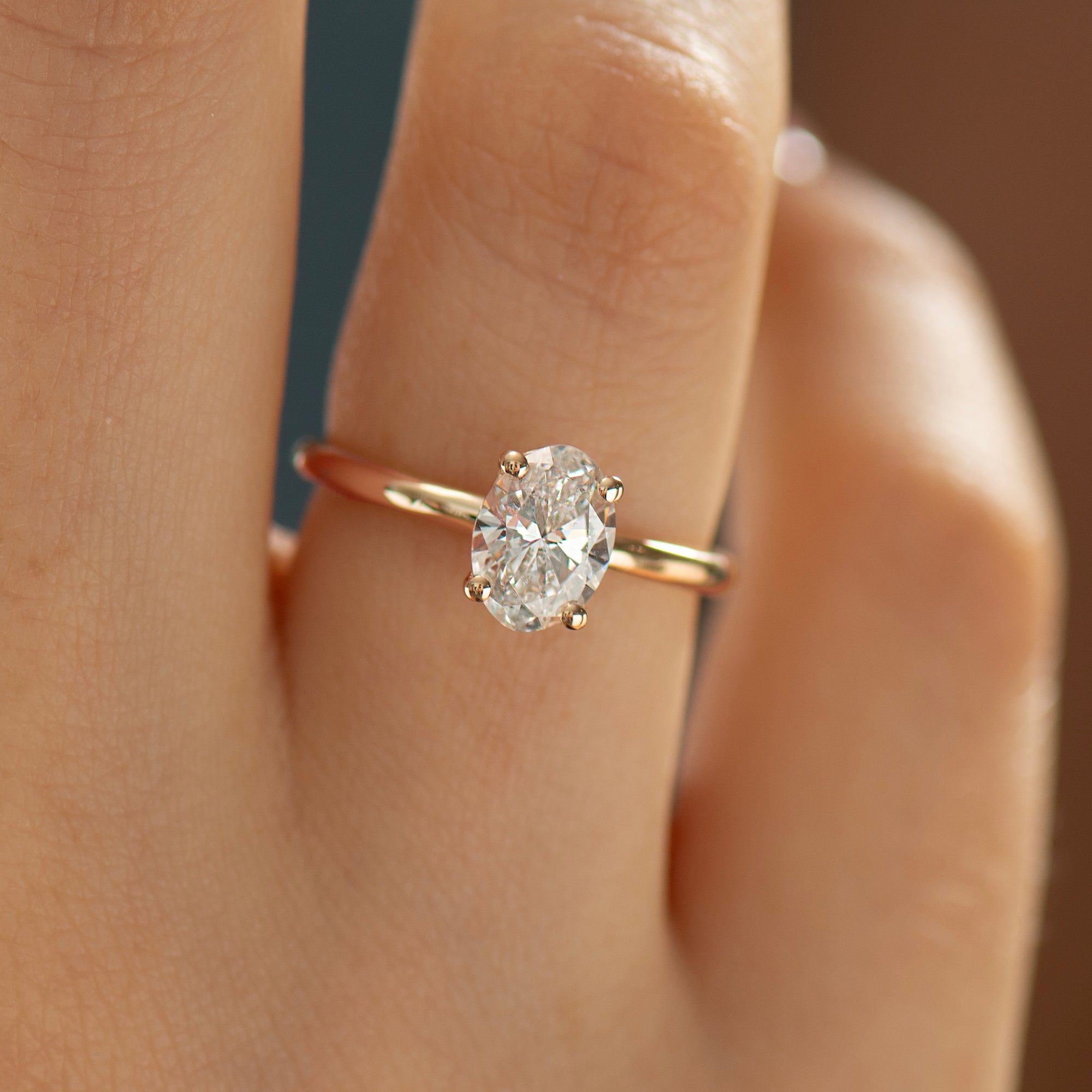 The Oval Solitaire - Round Prongs