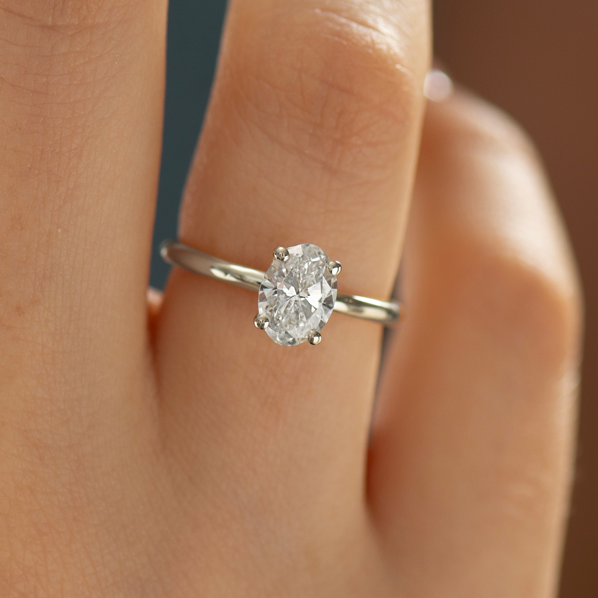 The Oval Solitaire - Round Prongs