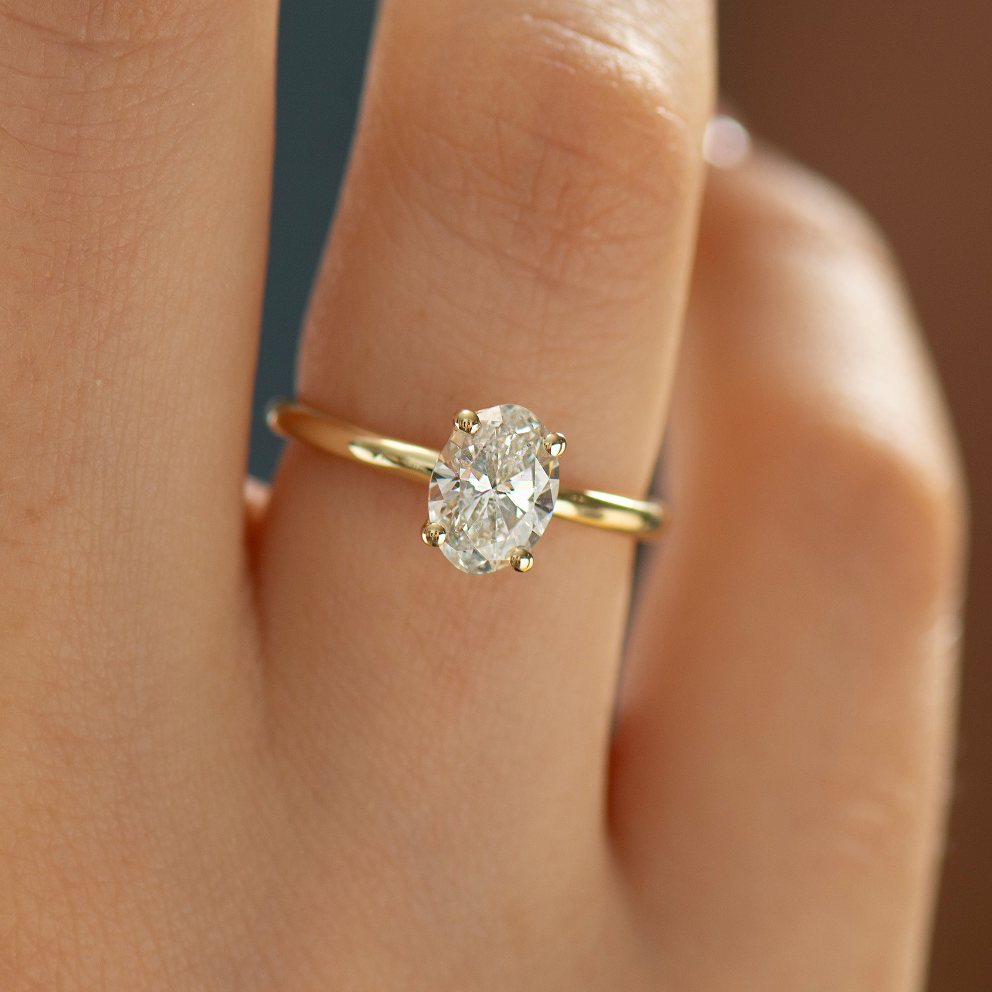 The Oval Solitaire - Round Prongs