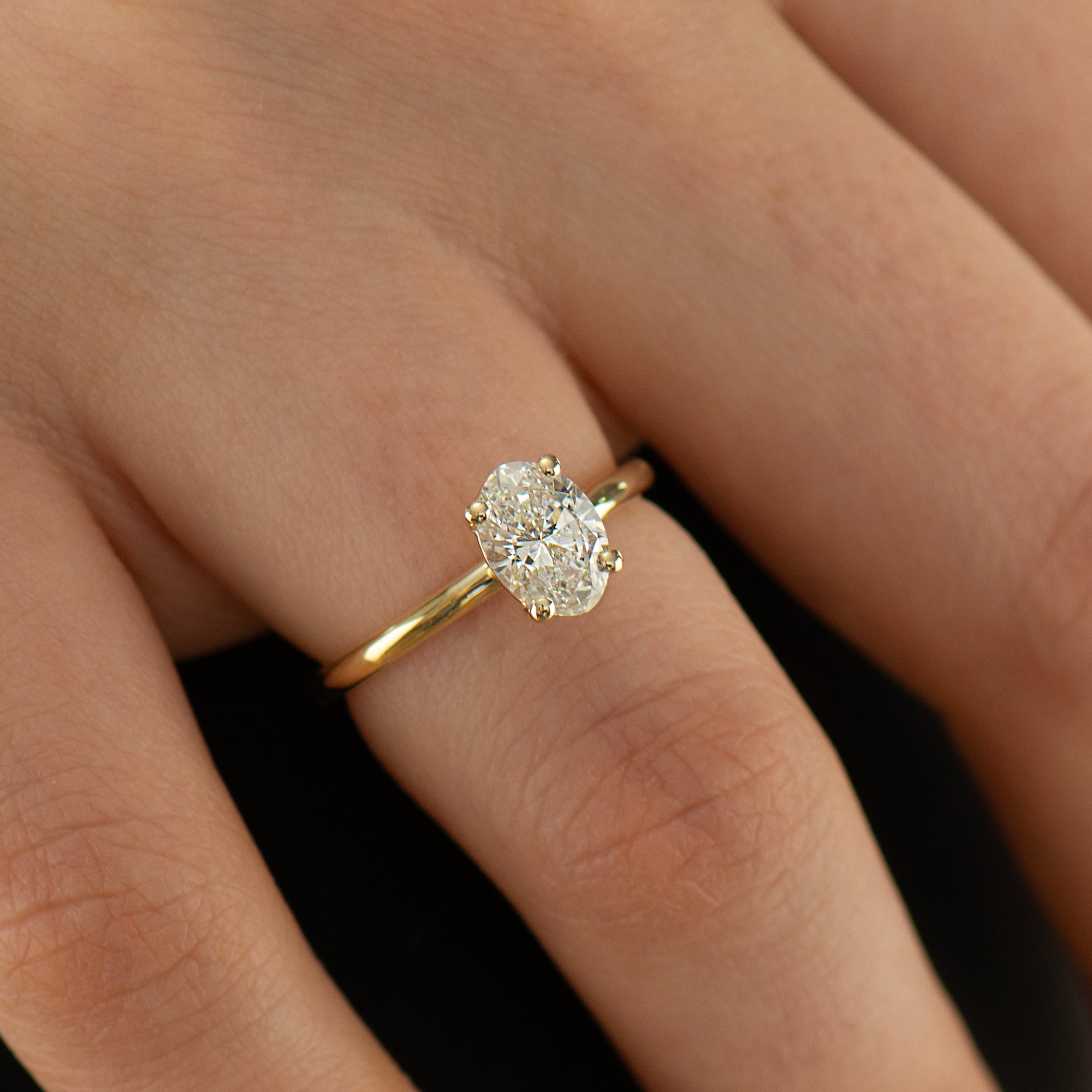The Oval Solitaire - Round Prongs