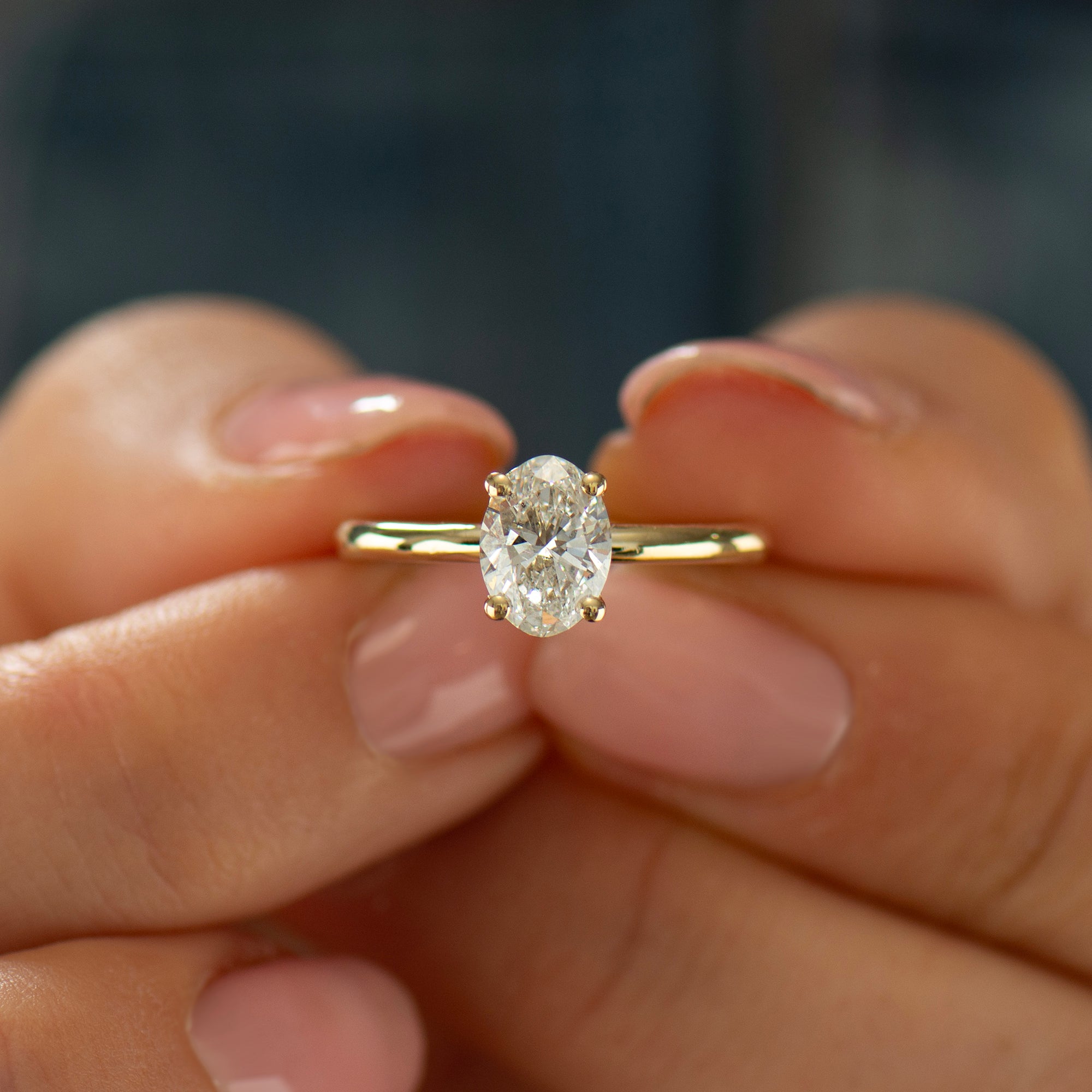 The Oval Solitaire - Round Prongs