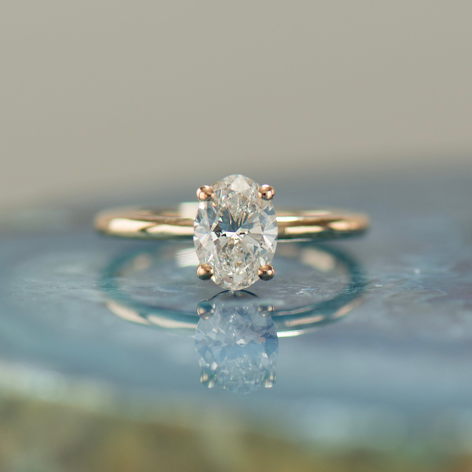 The Oval Solitaire - Round Prongs