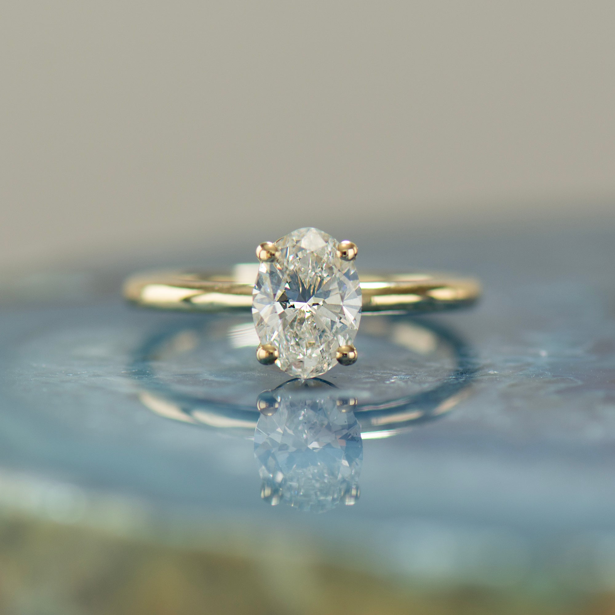 The Oval Solitaire - Round Prongs