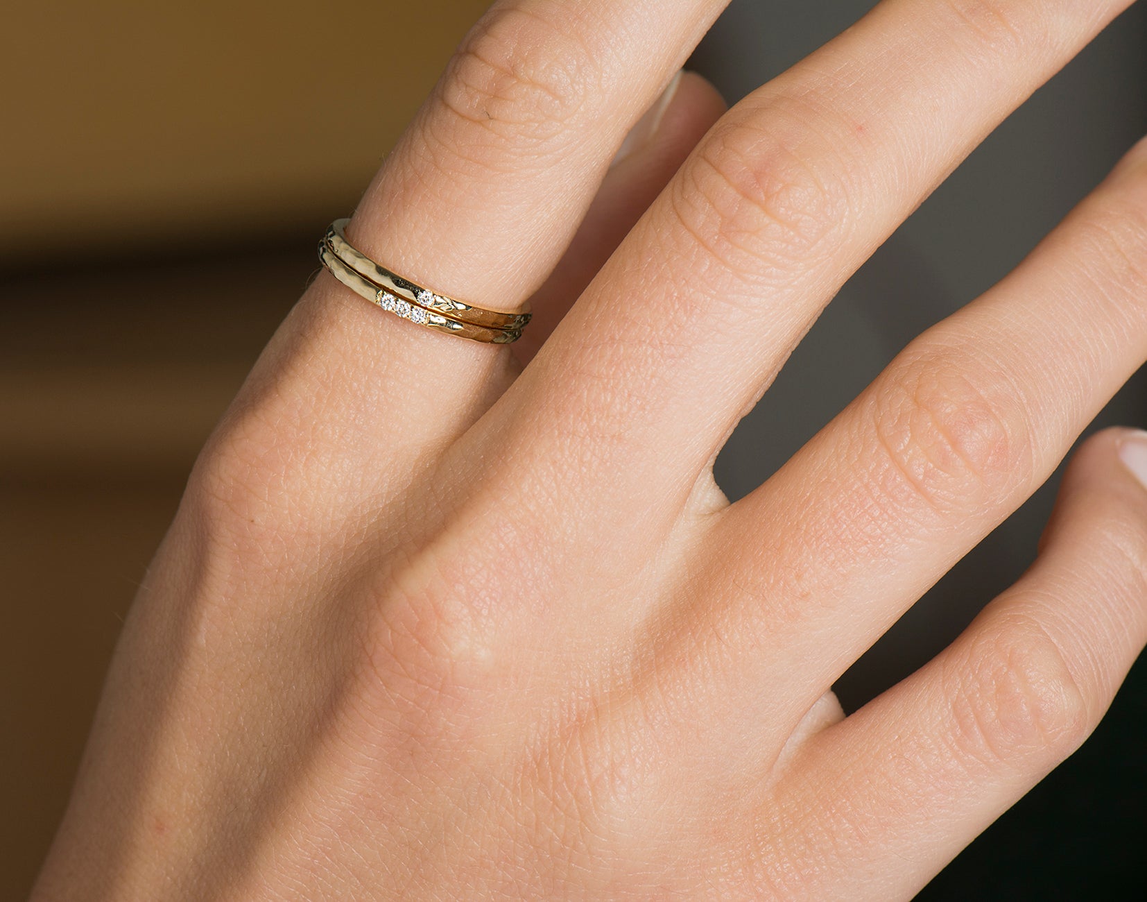 1.5 mm Hammered 3 Diamonds Ring