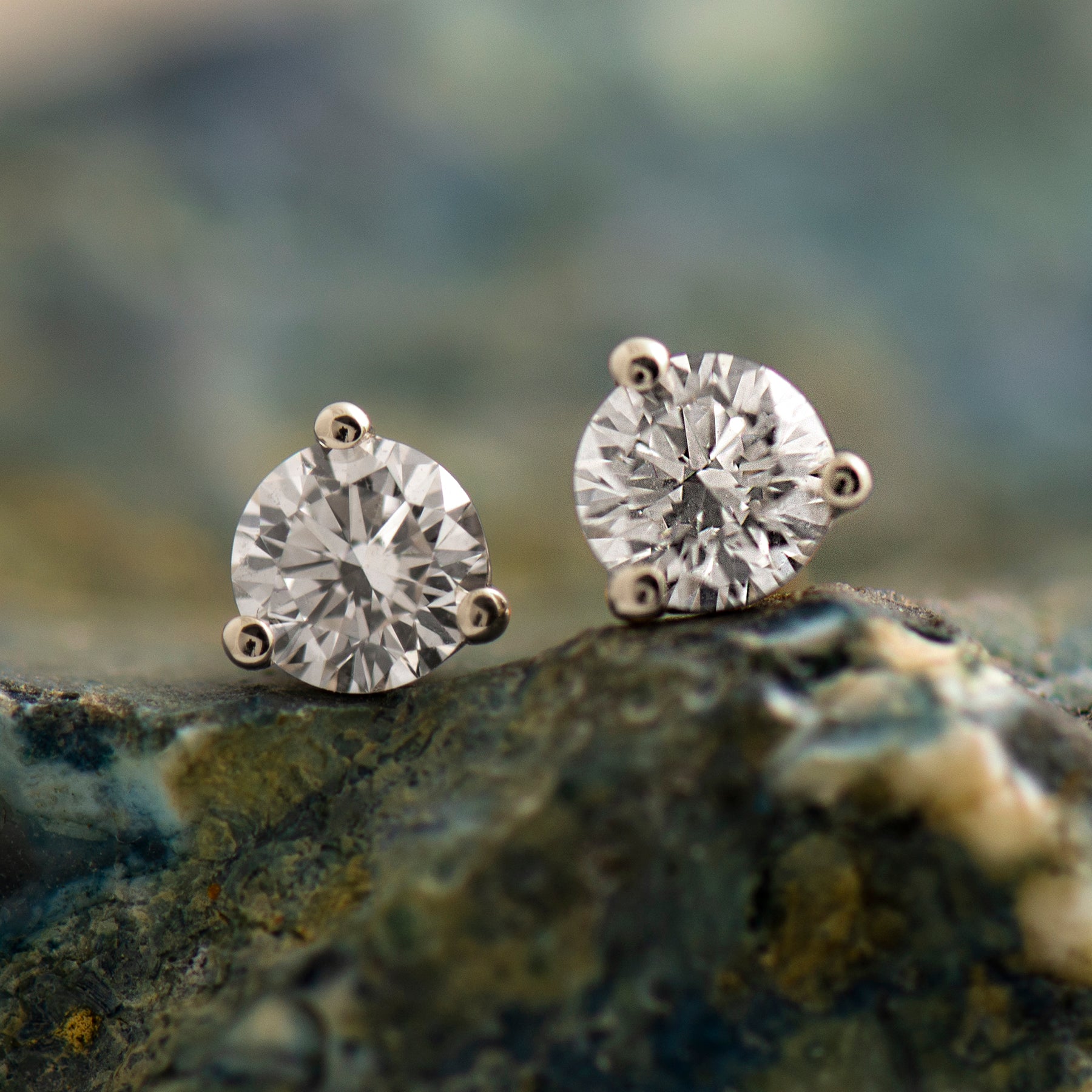 Round Studs With Prongs