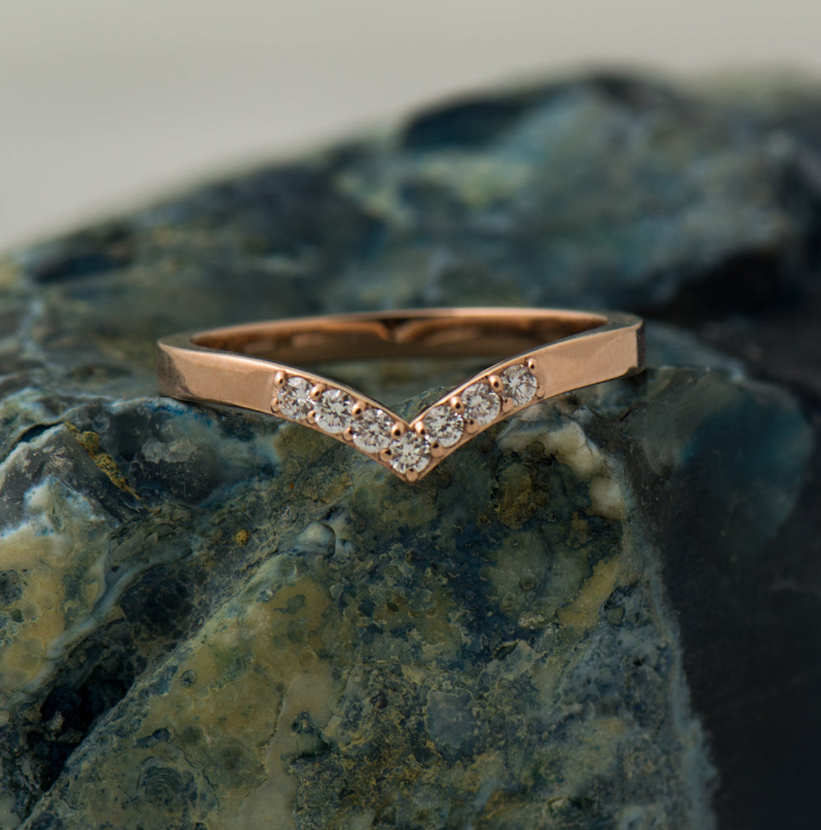 Medium Wide V Shape 7 Diamonds Ring - 14K Rose Gold