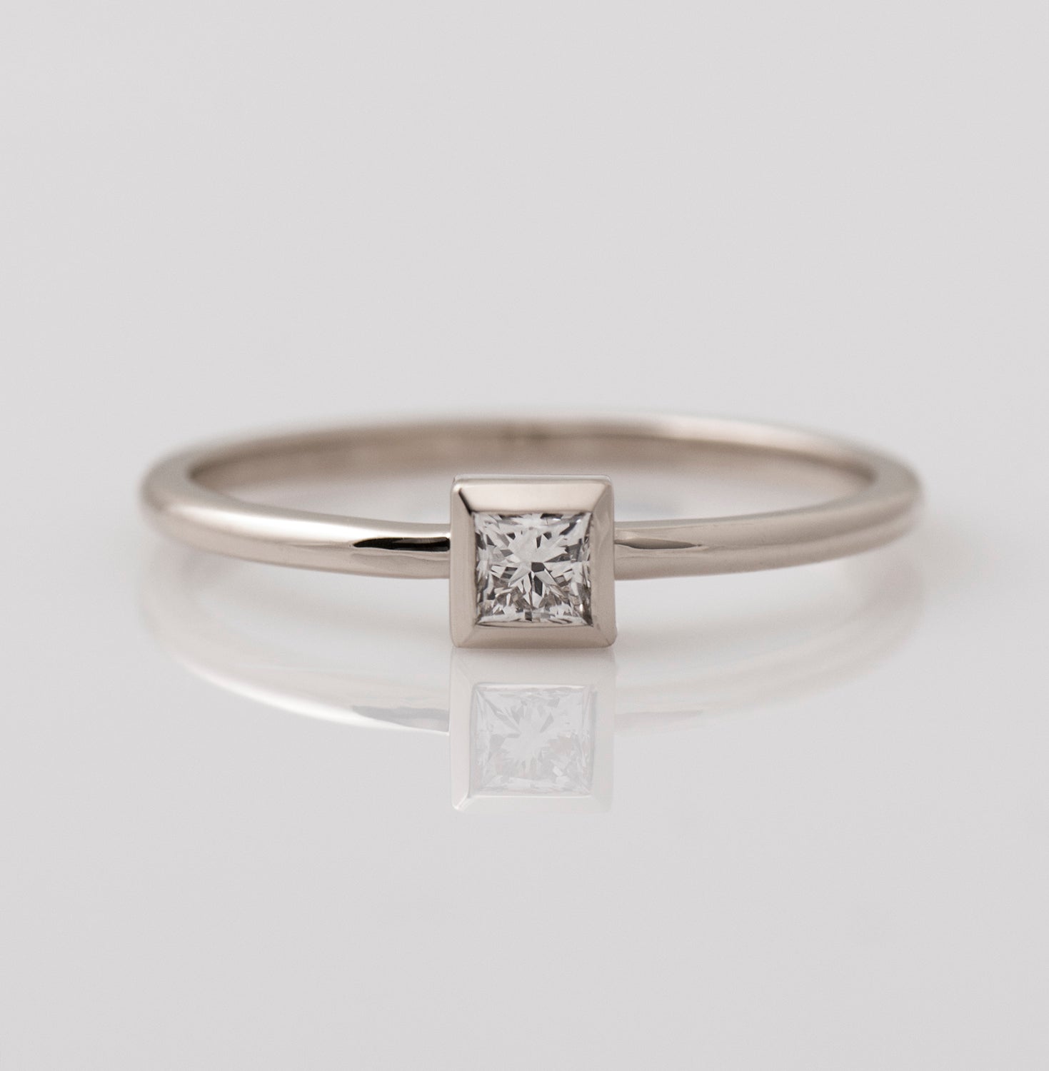 Bezel Princess diamond ring