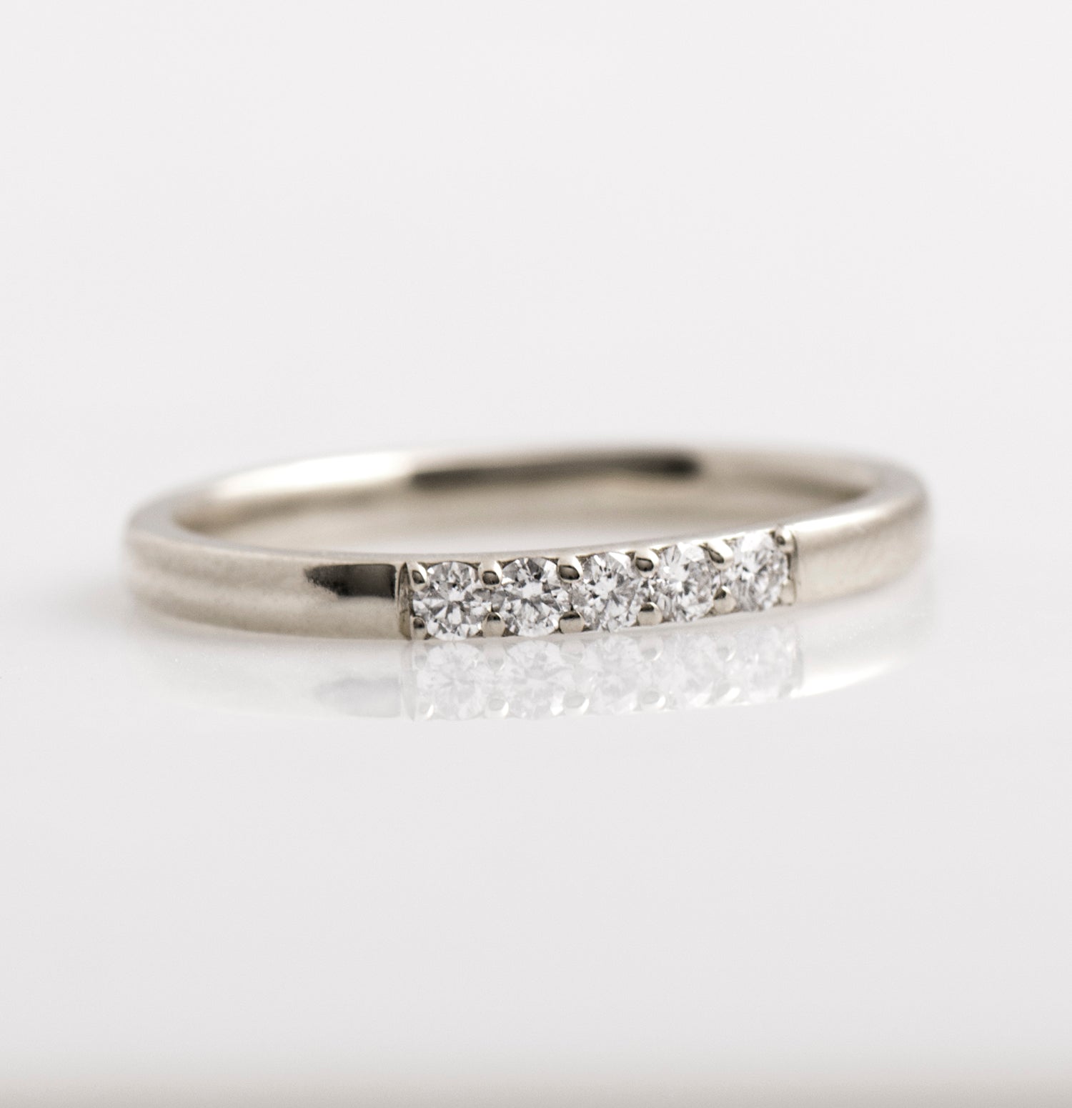 2 mm 5 Diamonds Ring